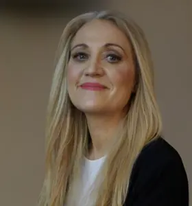 Klara Zimmergren - Klara Zimmergren förenar humor och allvar i starka berättelser om livet, relationer och längtan.