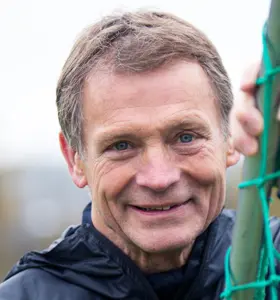 Torbjörn Nilsson - Torbjörn Nilsson föreläser om laganda, motivation och ledarskap med konkreta verktyg från elitfotboll och moderna arbetsplatser.