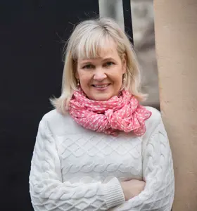 Gabriella Ahlström - Gabriella Ahlström är journalist, författare och erfaren moderator som leder samtal om samhälls- och kulturfrågor med lugn, skärpa och närvaro