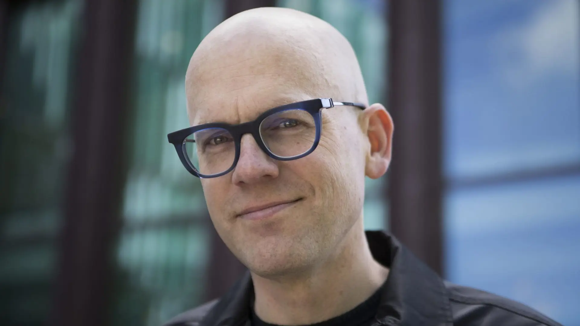 Andreas Ekström - <p data-start="207" data-end="336">Andreas Ekström ger skarpa perspektiv på digitalisering, AI och människans roll i teknologiska skiften</p>