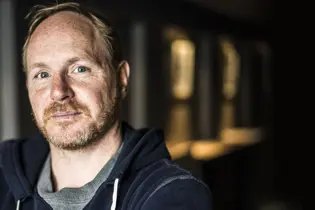 Morgan Alling berättar - så skapar du trygghet med humor