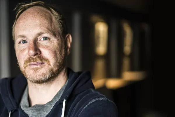Morgan Alling berättar - så skapar du trygghet med humor