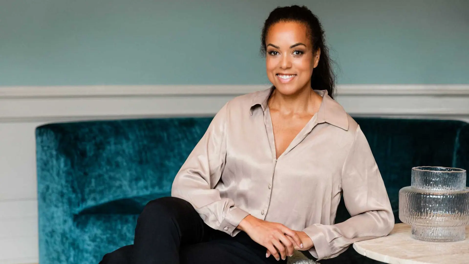 Elaine Eksvärd - <p data-start="233" data-end="347">Elaine Eksvärd ger er verktygen för att övertyga, leda och snacka snyggt i alla lägen</p>