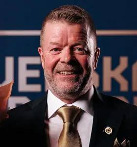 Anders Torstensson - SM-guldtränaren Anders Torstensson delar lärdomarna från Mjällbys resa och visar hur kultur, ledarskap och strategi skapar resultat.