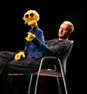 Björn Carlberg - Björn Carlberg är en av Sveriges mest folkkära dockspelare och en unik komiker som kombinerar humor, satir och starka karaktärer.