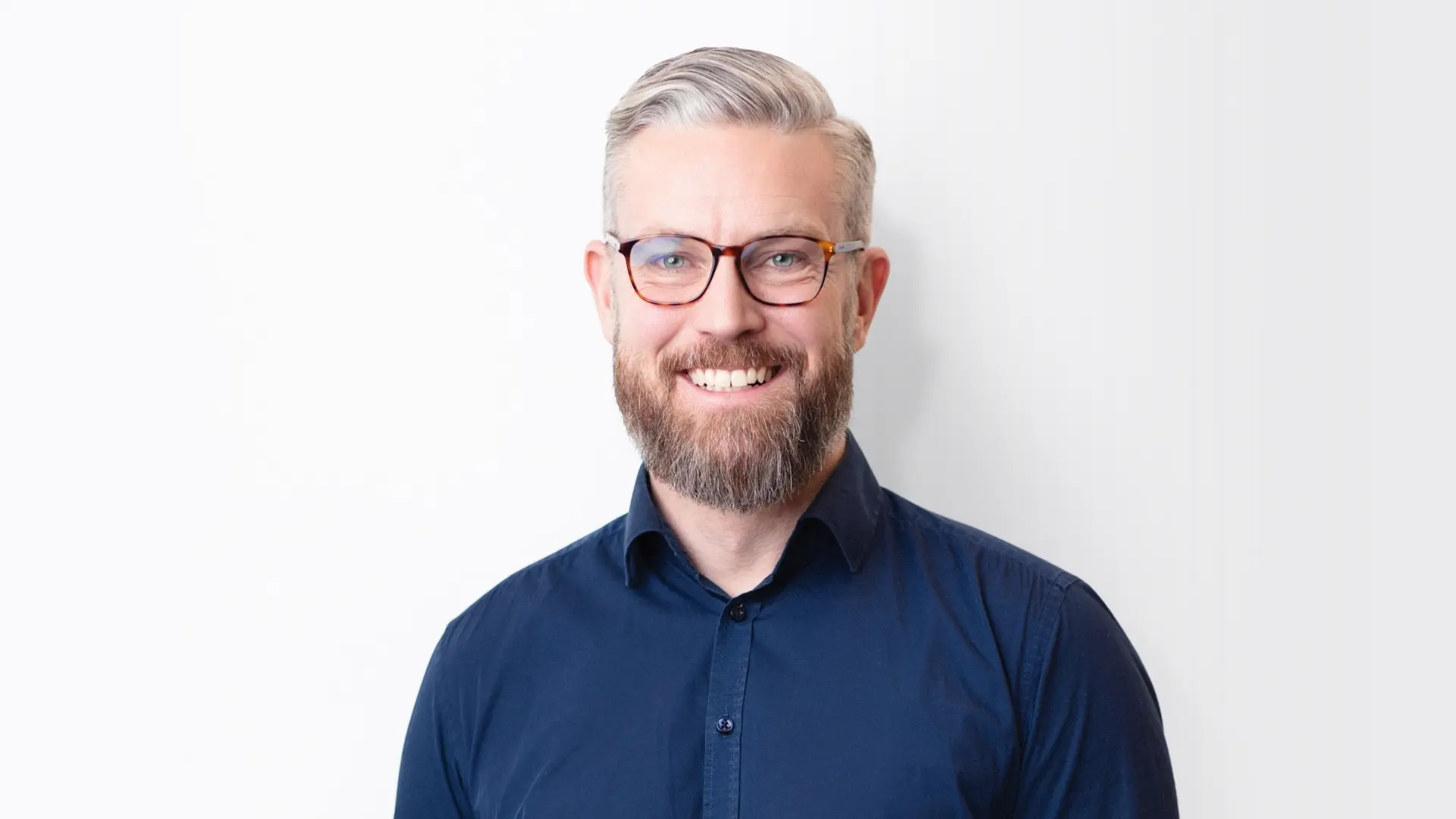 Fredrik Holmboe - <p data-start="284" data-end="463">Fredrik Holmboe visar hur AI, digital strategi och kommunikation kan omvandlas till verkliga affärsresultat och starkare organisationer</p>