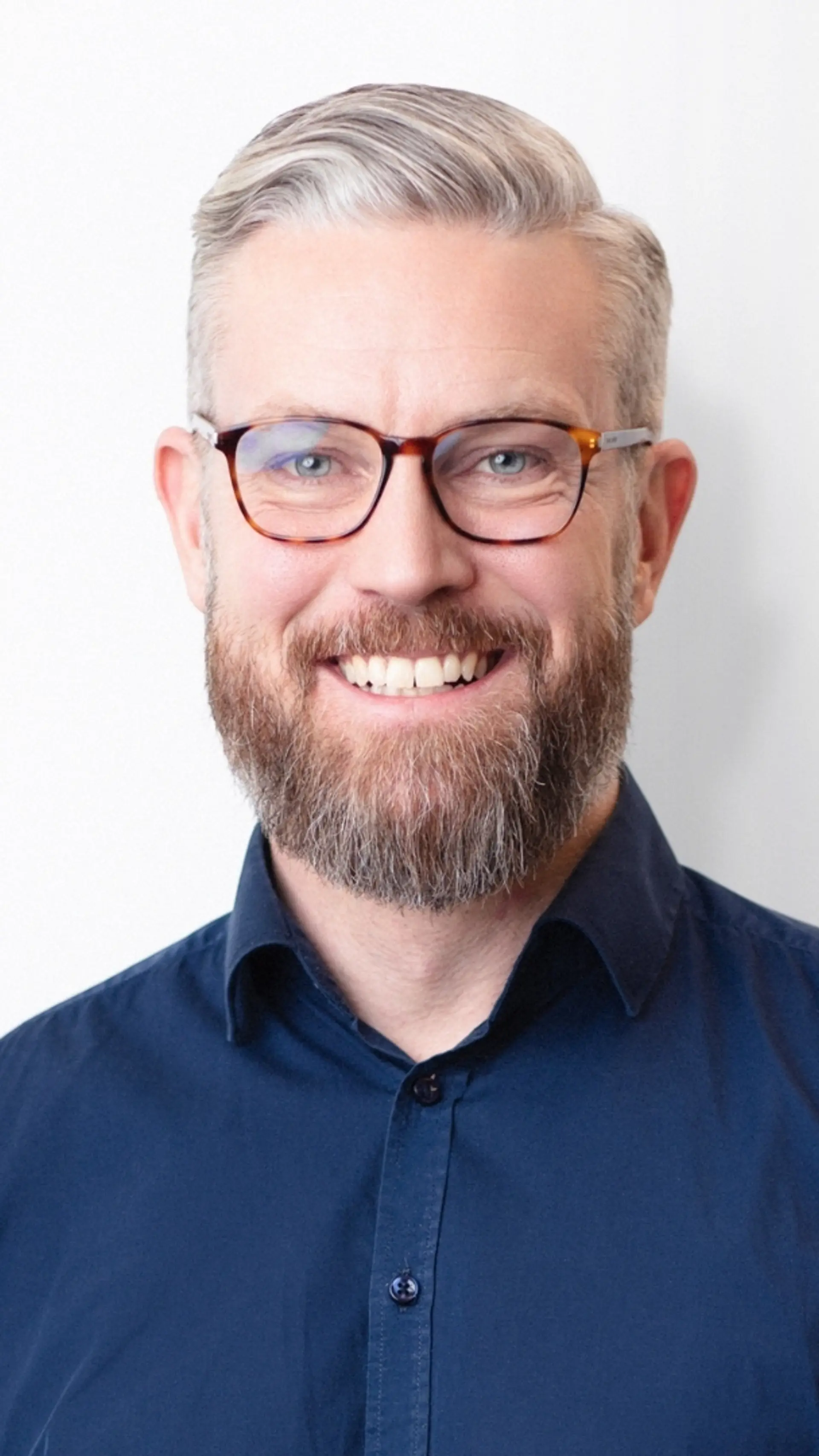 Fredrik Holmboe - <p data-start="284" data-end="463">Fredrik Holmboe visar hur AI, digital strategi och kommunikation kan omvandlas till verkliga affärsresultat och starkare organisationer</p>