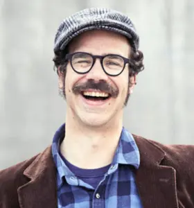 Gussy Löwenhielm - Gussy Löwenhielm bjuder på snabb, absurd och träffsäker standup som skapar skratt, igenkänning och en avslappnad stämning