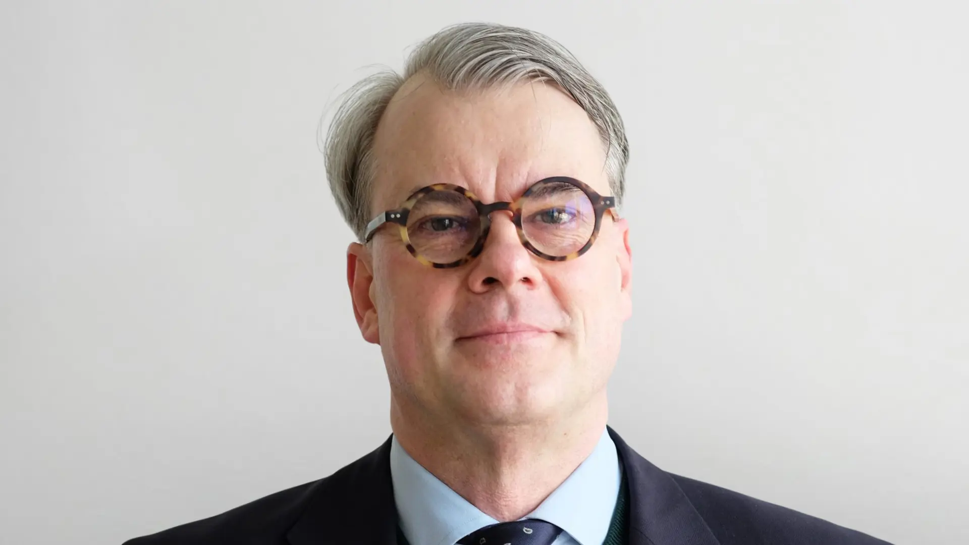 Fredrik Löjdquist - <p data-start="292" data-end="491">Fredrik Löjdquist ger en klar och faktabaserad bild av Ryssland, kriget i Ukraina och Europas säkerhetsläge utifrån lång erfarenhet av diplomati och analys</p>