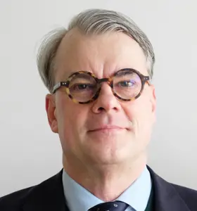 Fredrik Löjdquist - Fredrik Löjdquist ger en klar och faktabaserad bild av Ryssland, kriget i Ukraina och Europas säkerhetsläge utifrån lång erfarenhet av diplomati och analys