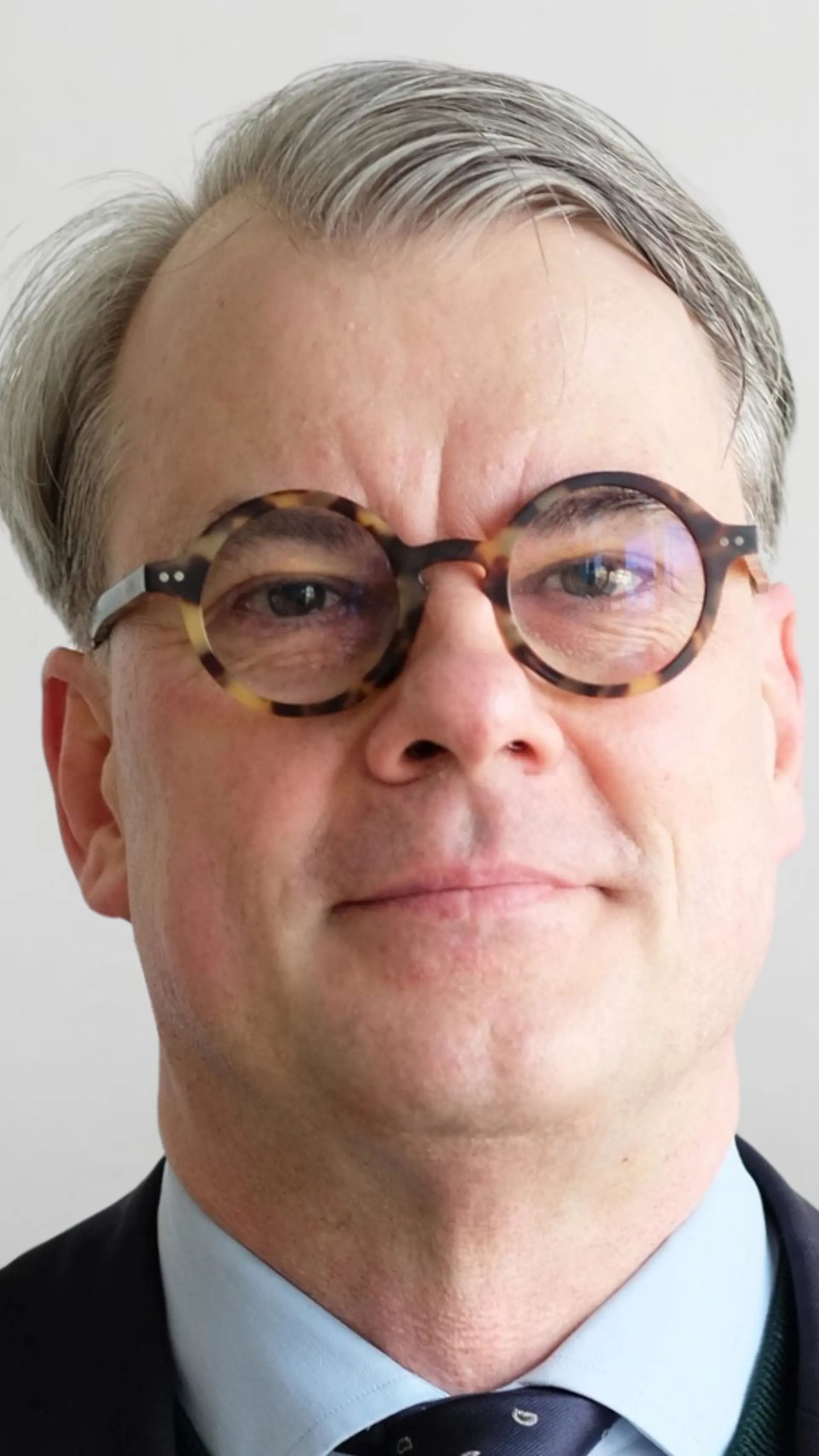 Fredrik Löjdquist - <p data-start="292" data-end="491">Fredrik Löjdquist ger en klar och faktabaserad bild av Ryssland, kriget i Ukraina och Europas säkerhetsläge utifrån lång erfarenhet av diplomati och analys</p>