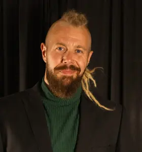 Emil Hägg - Socialpedagog och föreläsare som ger nya perspektiv på machokultur, psykisk ohälsa och hur organisationer kan skapa en sundare kultur